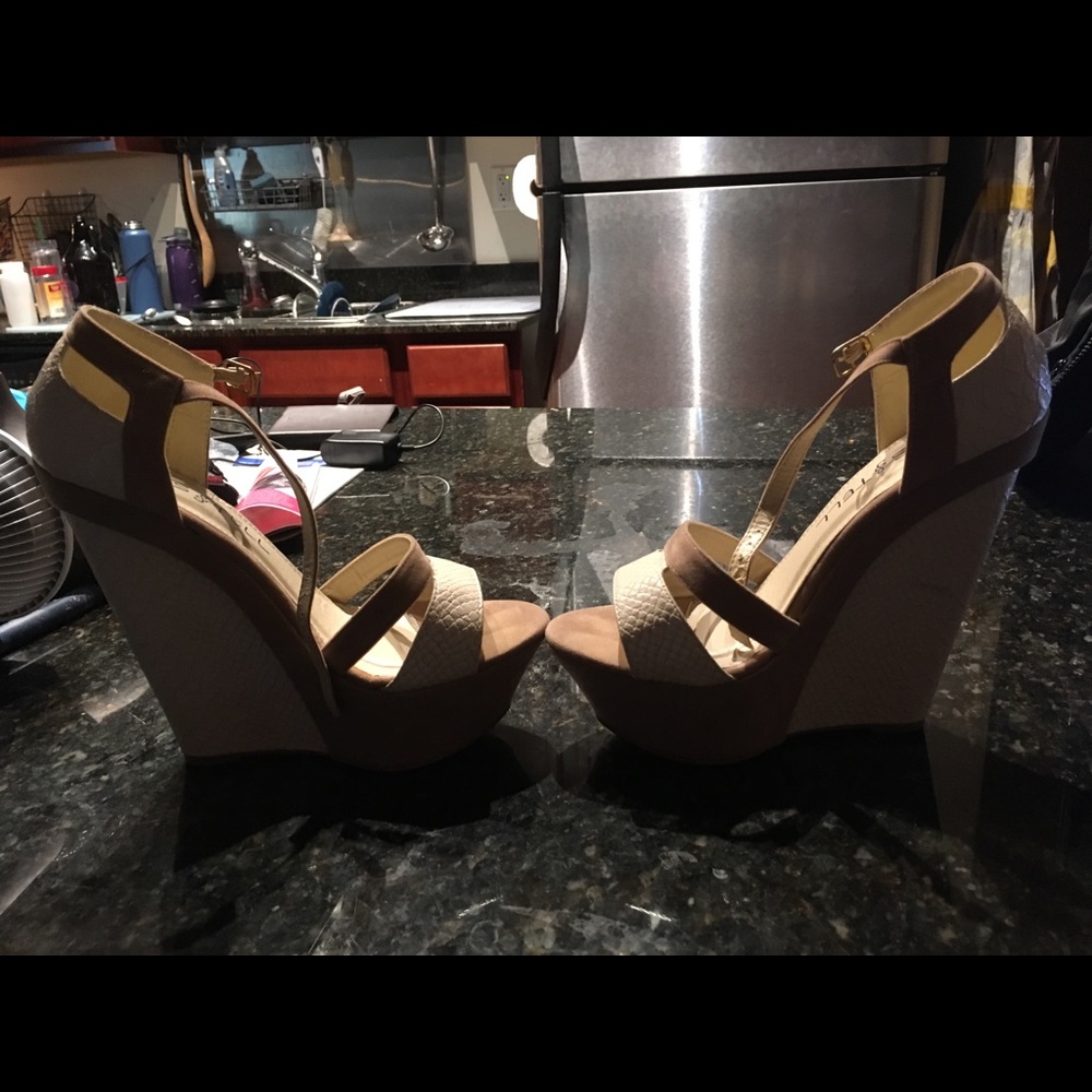 Kiss & Tell Tan Wedges size 8.5